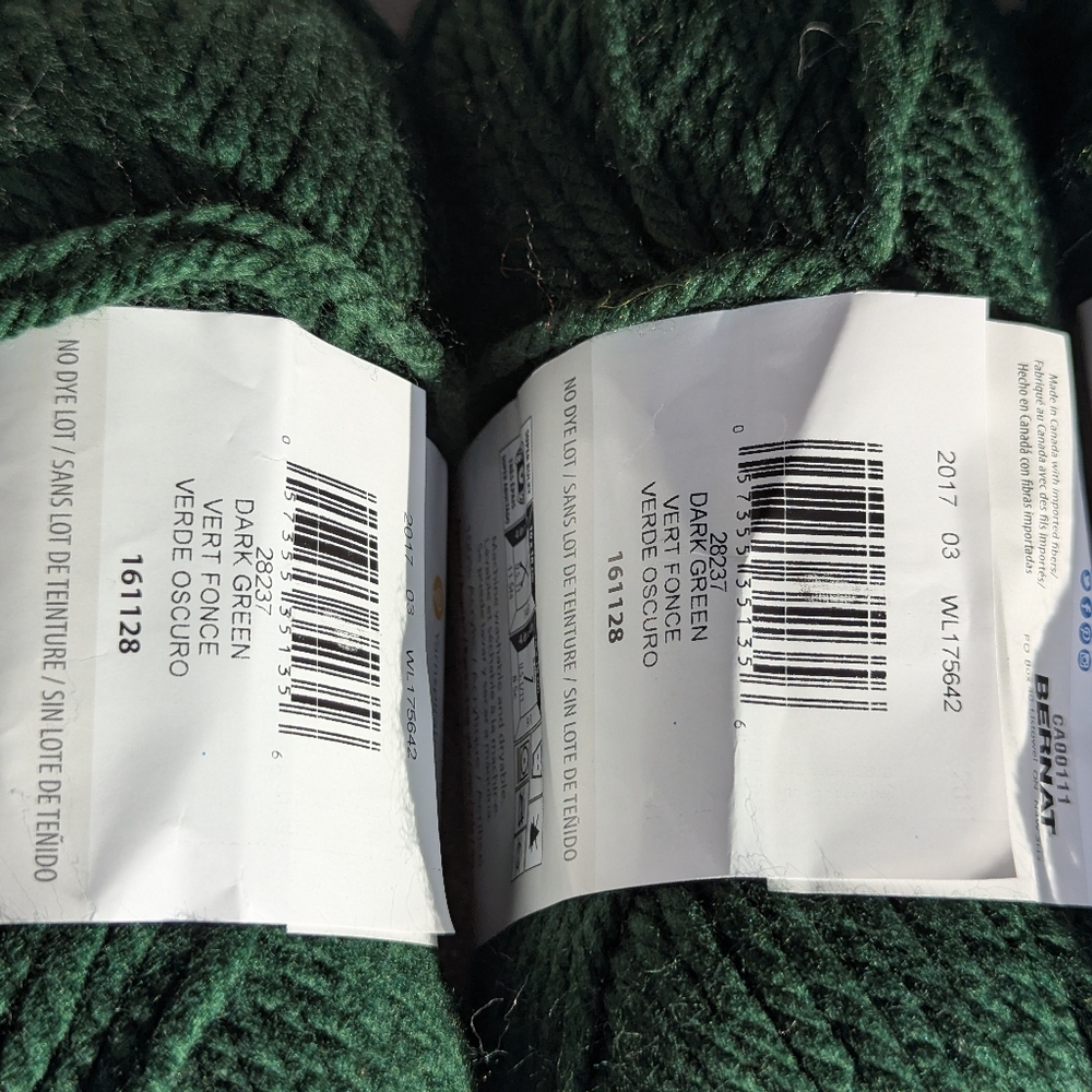 Bernat Softee Chunky Yarn in Dark Green, 4 Skiens Same Lot+ 1 Large Skien, Lot 1 - Picture 8 of 12
